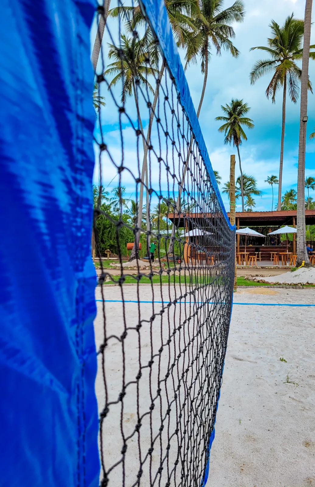 Rede da quadra de beach tennis do Taboo, cercada de coqueiros