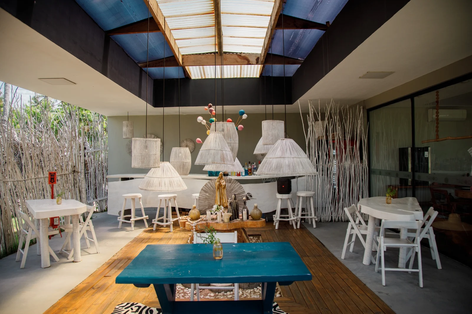 Salão do Taboo Bistrô com mobiliário e luminárias artesanais