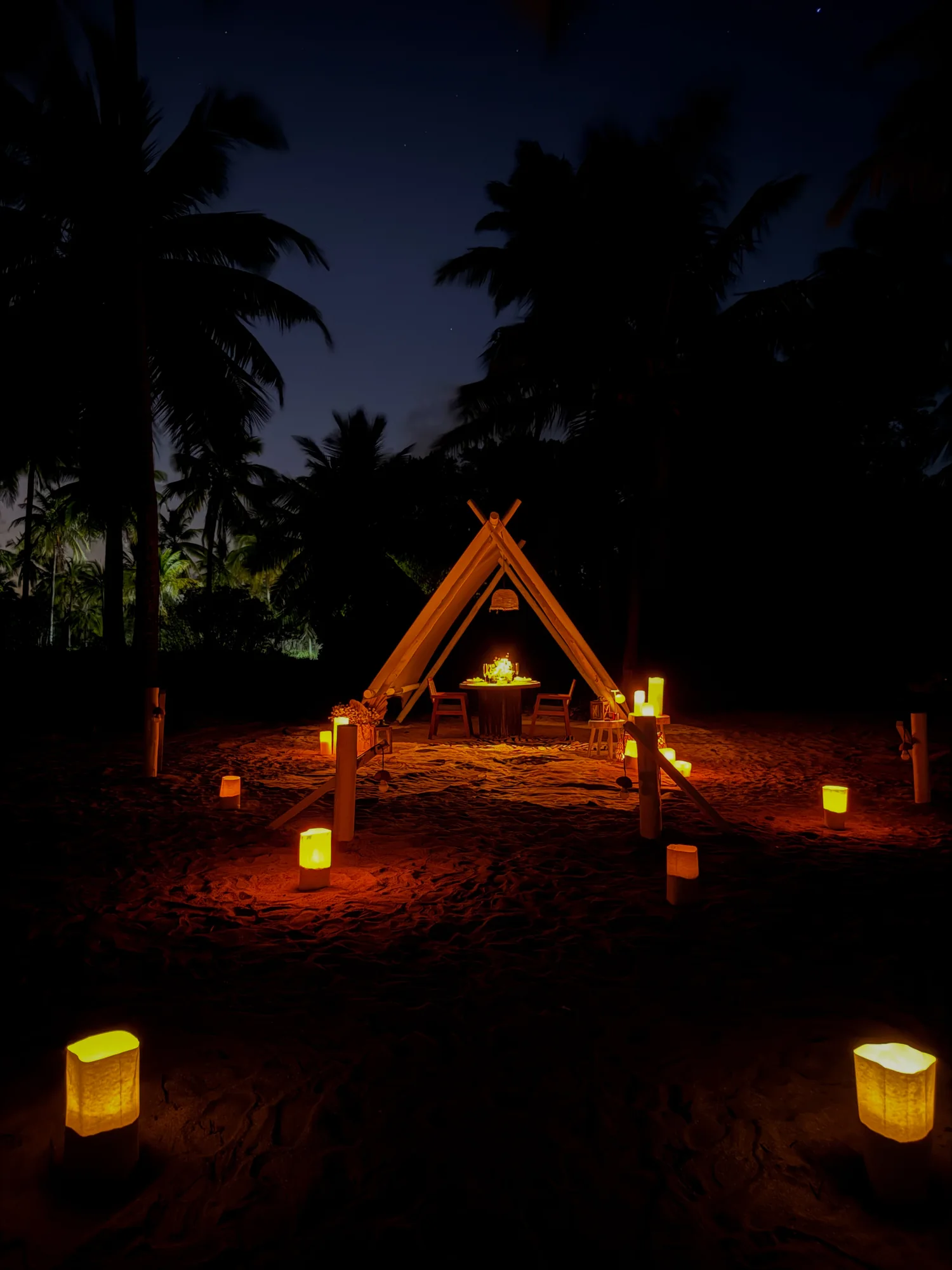 Cabana à noite iluminada por lanternas para um luau romântico no Taboo