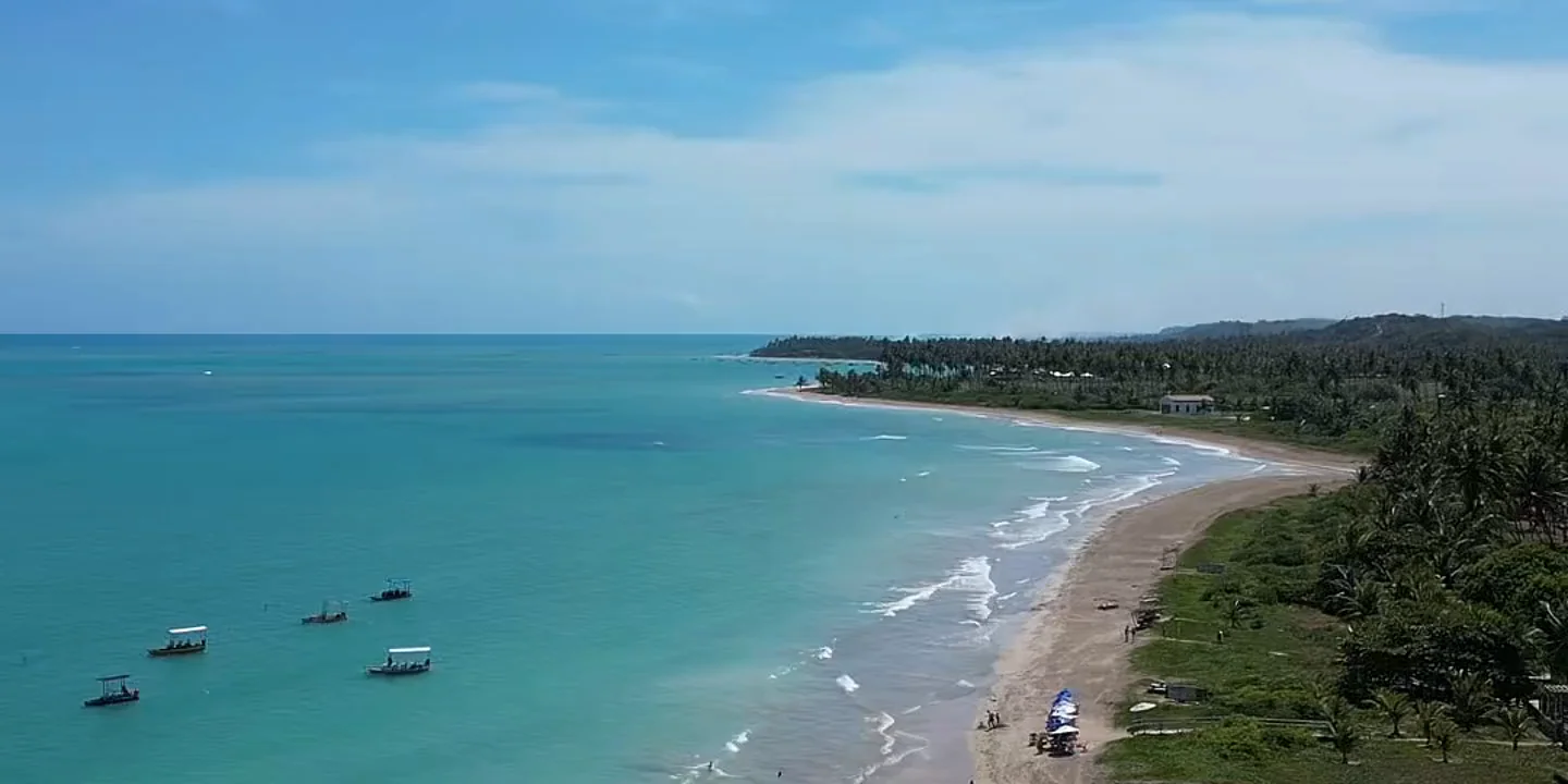 Vista aérea do mar azul-turquesa e da costa de São Miguel dos Milagres